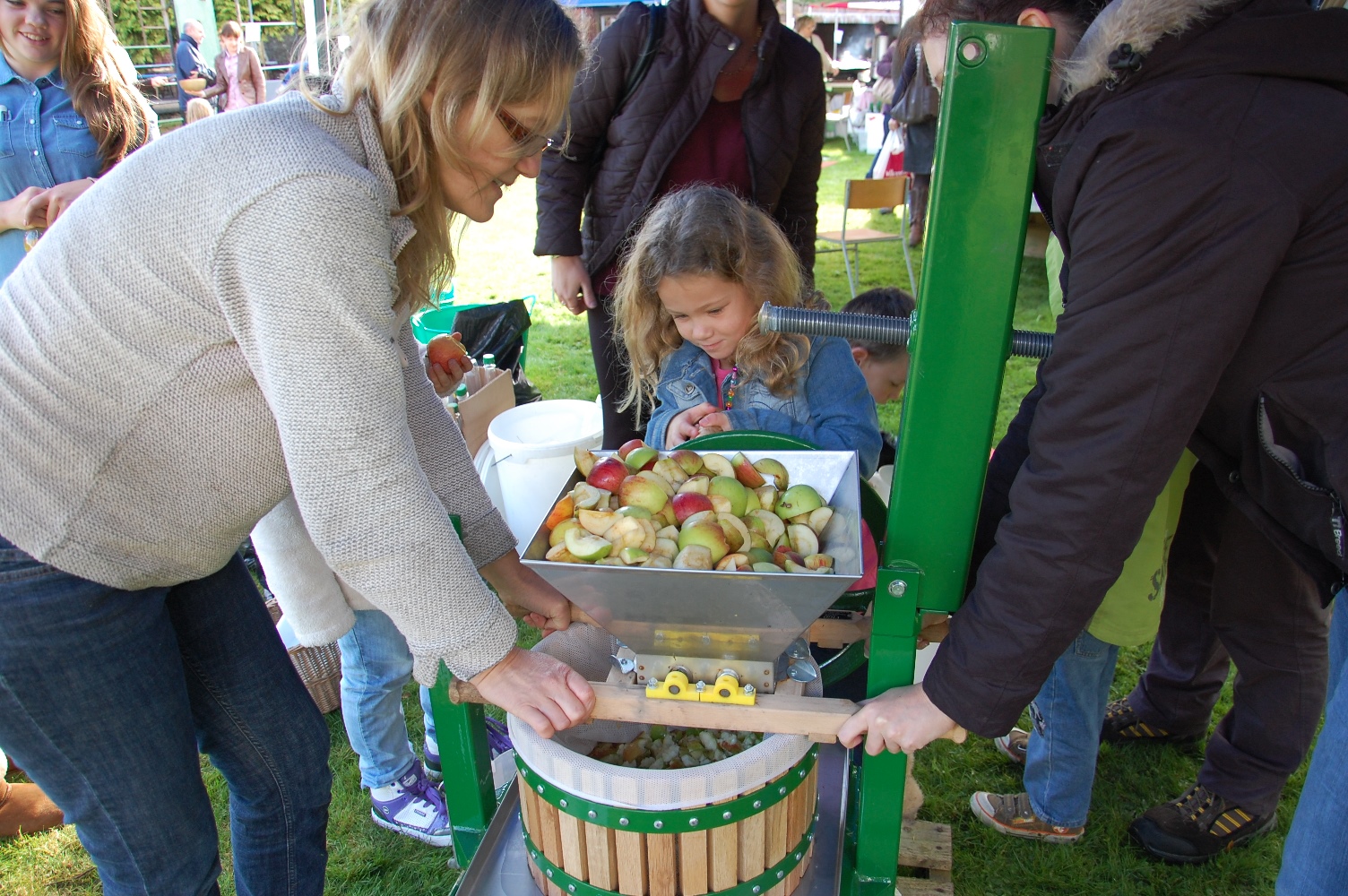 apple pressing